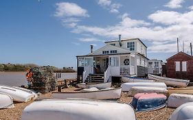 The Boathouse In Felixstowe Ferry - Stunning Waterfront Property