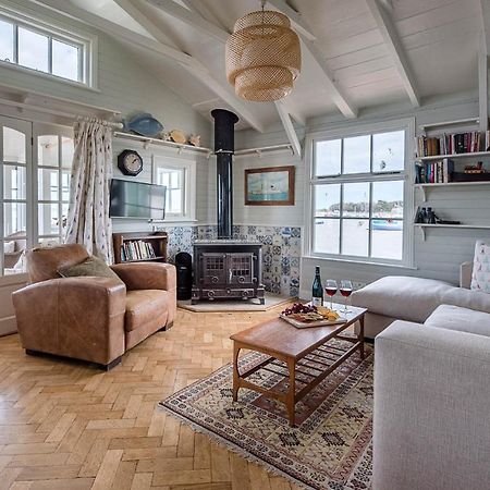 The Boathouse In Felixstowe Ferry - Stunning Waterfront Property Exterior photo