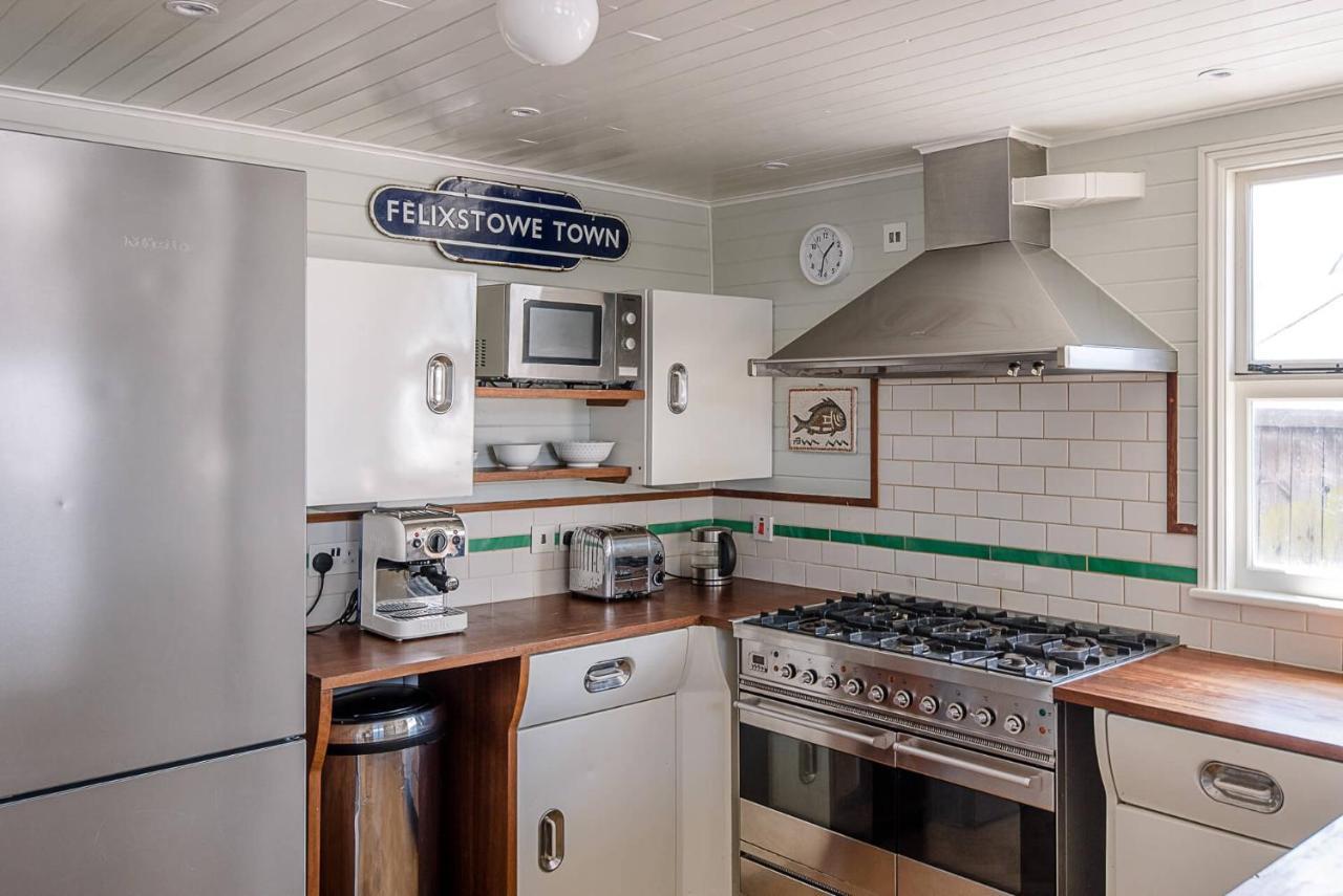 The Boathouse In Felixstowe Ferry - Stunning Waterfront Property Exterior photo