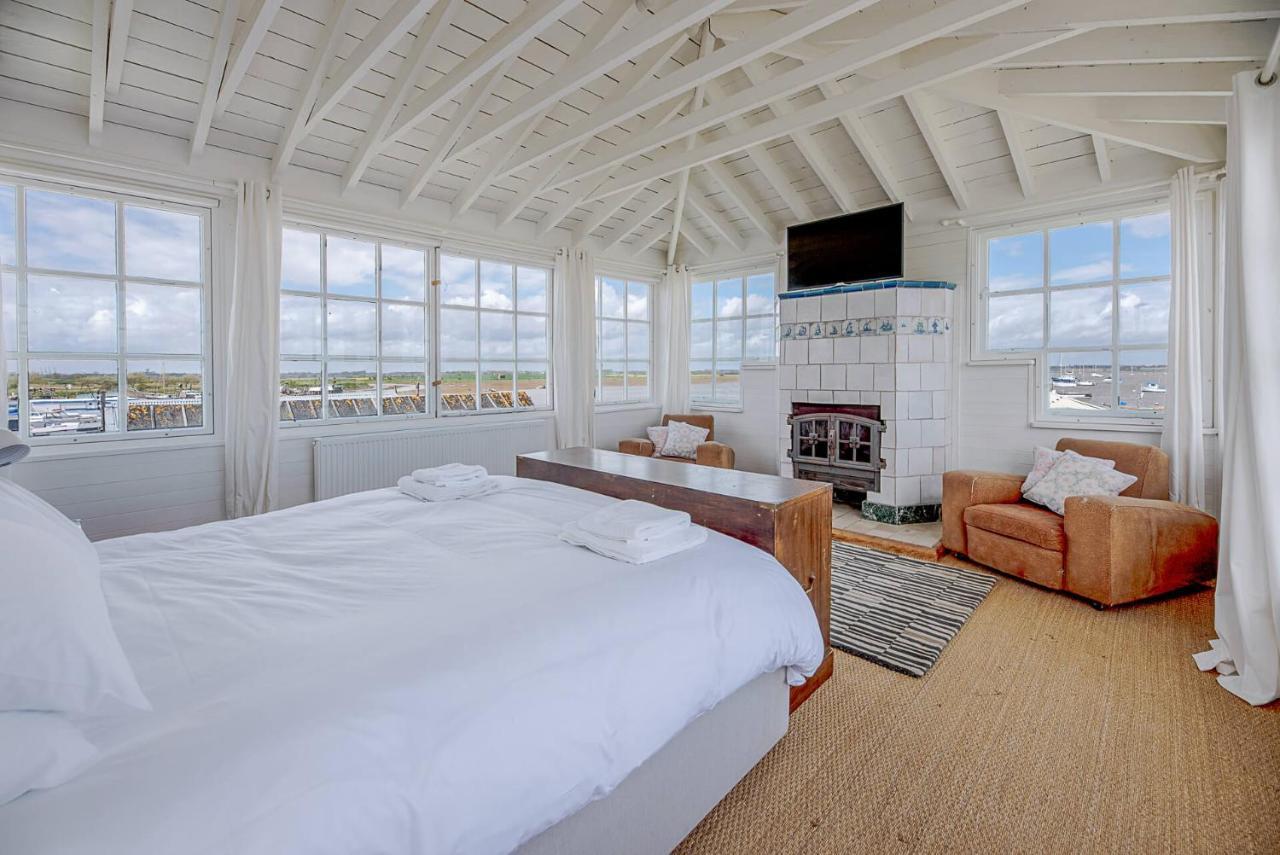 The Boathouse In Felixstowe Ferry - Stunning Waterfront Property Exterior photo